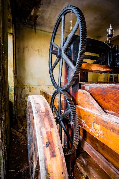 Ein großes Metallrad auf einer Holzbank