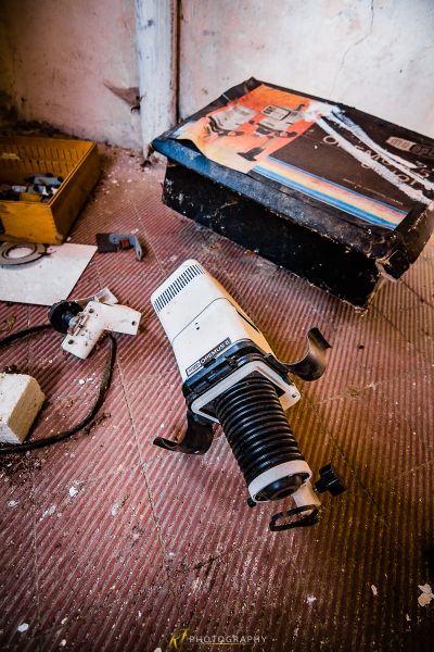 Eine Kamera und ein Buch auf dem Boden