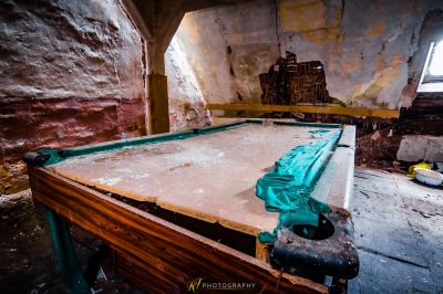 Ein Bett in einem Zimmer mit einem grünen Blatt darauf