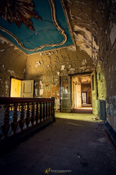 Ein Raum mit einer abgerissenen Decke