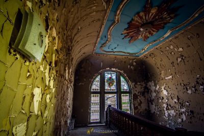 Ein sehr alt aussehendes Zimmer mit einem sehr gebeizten Fenster