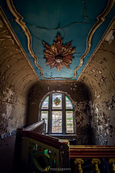 Ein sehr altes Gebäude mit einer sehr blauen Decke