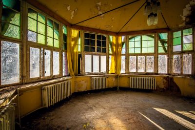 Ein Zimmer mit vielen Fenstern und einem Rad