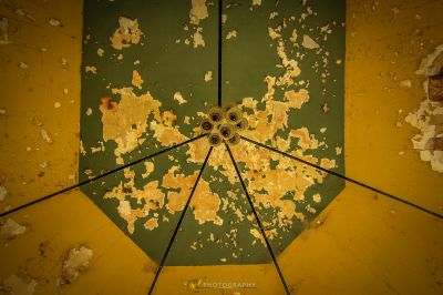 Ein gebrochener Schirm mit einem Loch in der Mitte