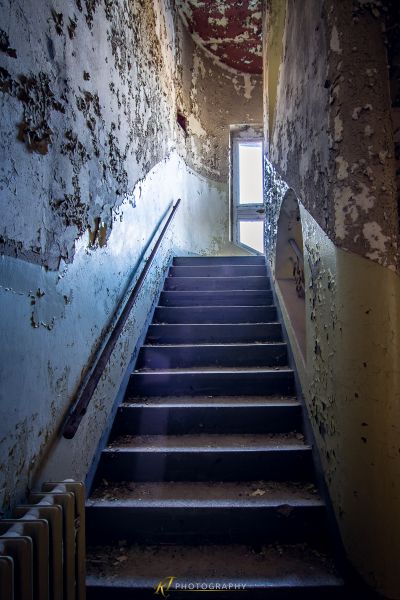 Eine Reihe von Treppen, die zu einem Fenster führen