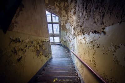 Eine Treppe Weg mit einem zerbrochenen Fenster und schälende Farbe