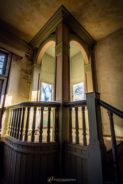 Eine Treppe mit einem Fenster und einer Uhr
