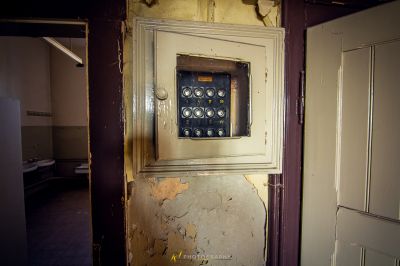 Eine Wand mit einer Schaltbox darauf