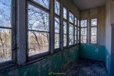 Ein altes verlassenes Gebäude mit kaputten Fenstern