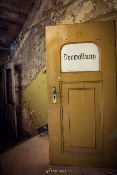 Eine Tür in einem Raum mit einem Schild darauf