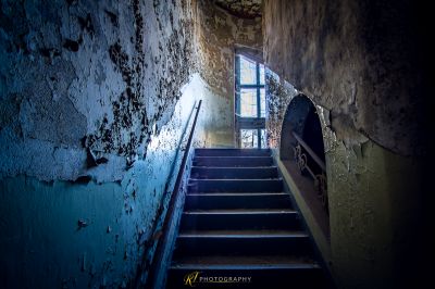 Eine Reihe von Treppen, die zu einem Fenster führen