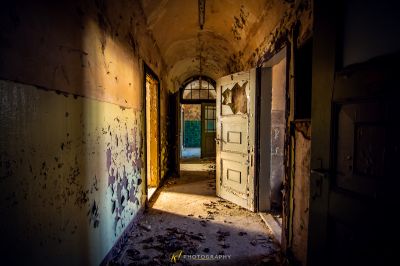 Einen Flur mit einer Tür und einer Wand