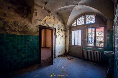 Ein Zimmer mit einem Fenster und einem Rad