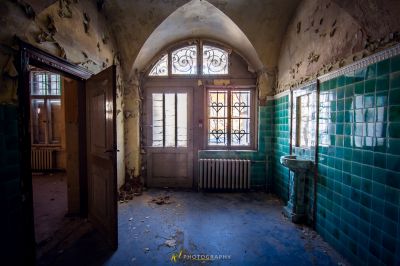 Ein Zimmer mit einem Fenster und einem Rad