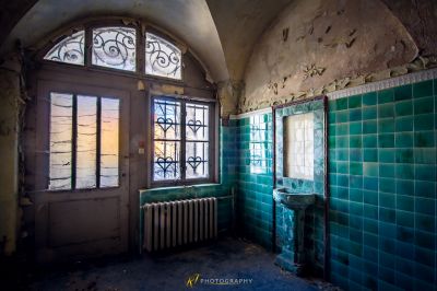 Ein Zimmer mit einem Fenster und einem Rad