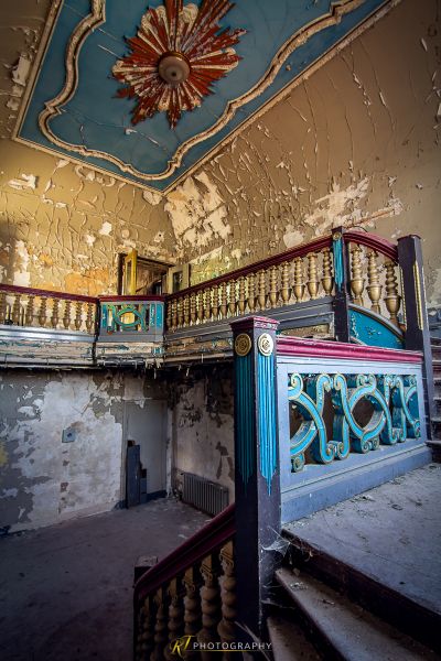 Ein Zimmer mit einer Decke mit einem Gemälde gemalt