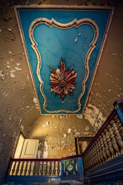 Eine Decke mit blau-weißem Design