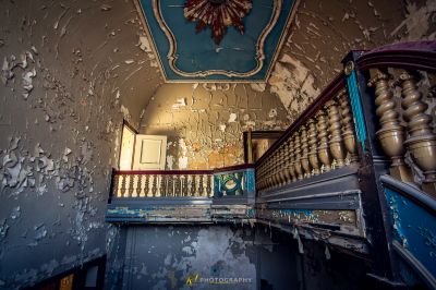 Ein Zimmer mit einer blauen Decke und einem blauen Stuhl