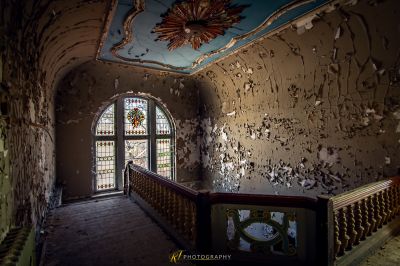 Ein Zimmer mit einer Uhr und einem Fenster