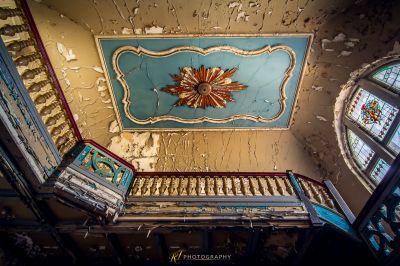 Eine Decke mit einem Gemälde darauf