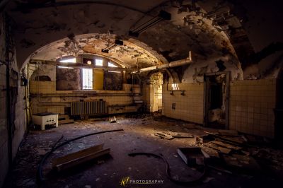 Ein Zimmer mit viel Schutt und viel Müll