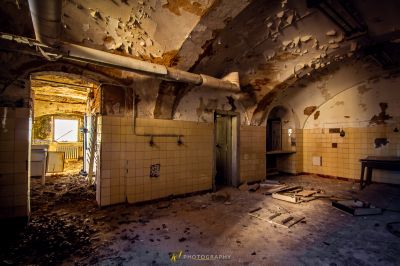 Ein schmutziges Badezimmer mit Waschbecken und Toilette