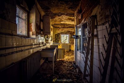 Eine sehr alt aussehende Küche mit vielen Trümmern