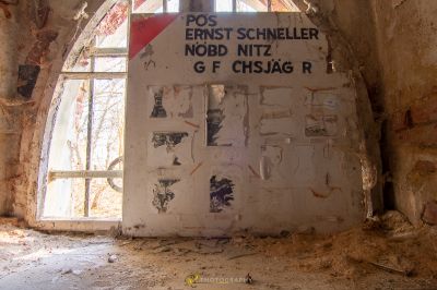 Ein Schild in einem Gebäude mit einem zerbrochenen Fenster