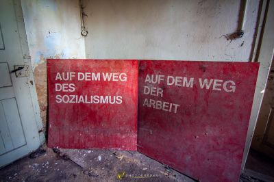 Zwei rote Schilder an der Wand