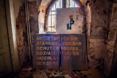 Ein Schild, das sich in einem Raum mit Fenster befindet