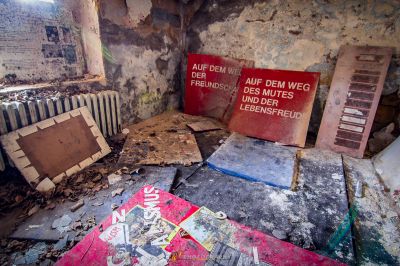 Ein Zimmer mit einem Haufen Bücher und einem Schild