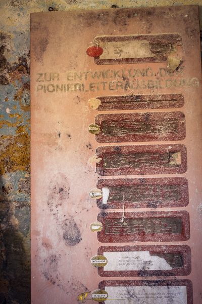 Ein Schild an einer Wand mit einem Blumenstrauß