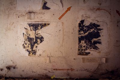 Eine Wand mit ein paar Bildern darauf