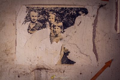 Ein Bild von einem Mann und einer Frau auf einem Stück Papier