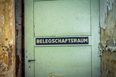 Eine Tür mit einem Schild, das belschafsm liest