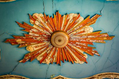 Eine Uhr aus Bleistiften an der Wand