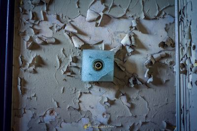 Ein gebrochenes Lichtschalter an der Wand