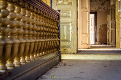 Ein sehr alt aussehendes Zimmer mit einer sehr Tür