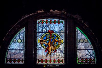 Ein Glasfenster mit einem Mann, der einen Vogel hält