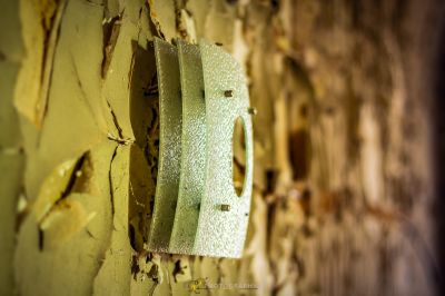 Ein grünes Stück Papier an der Wand