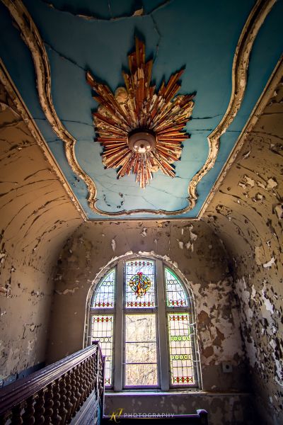 Ein sehr altes Gebäude mit einem sehr gebeizten Fenster