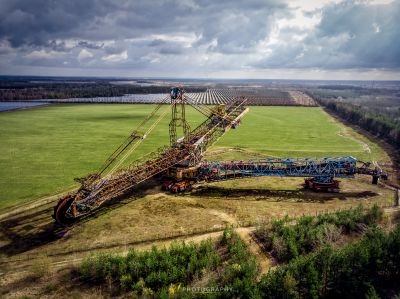 Ein großer Kran ist in einem Grasfeld