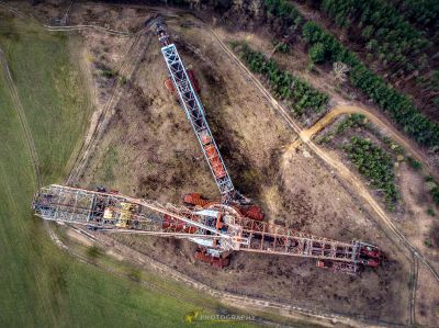 Ein großer Kran befindet sich in der Mitte eines Feldes