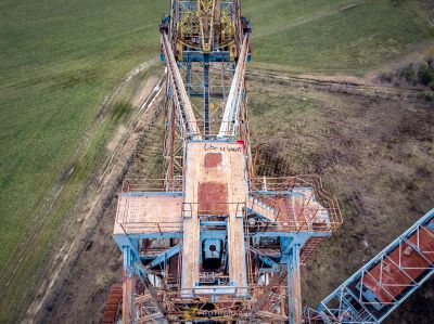 Ein großer Kran sitzt auf einem Feld