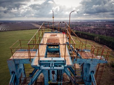 Ein großer blauer LKW mit einem Kran darauf