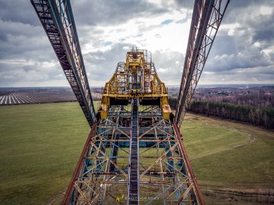 Ein großer Kran ist auf einer großen Plattform