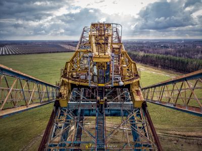 Eine große gelbe Maschine ist auf einem großen grünen Feld