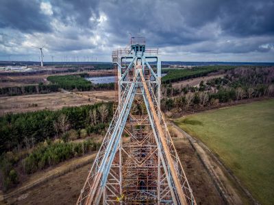 Eine große Metallbrücke