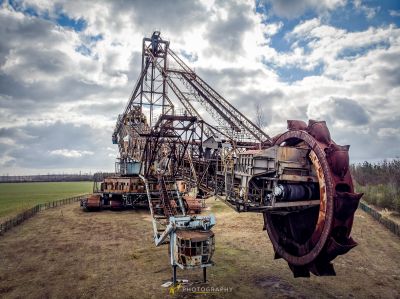 Ein großer Kran sitzt auf einem Feld