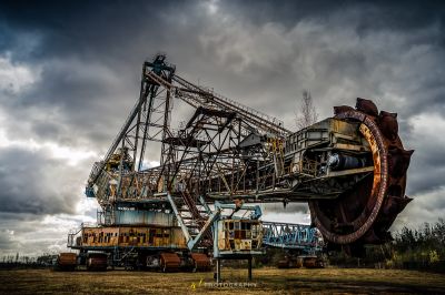 Ein großer Kran sitzt auf einem LKW
